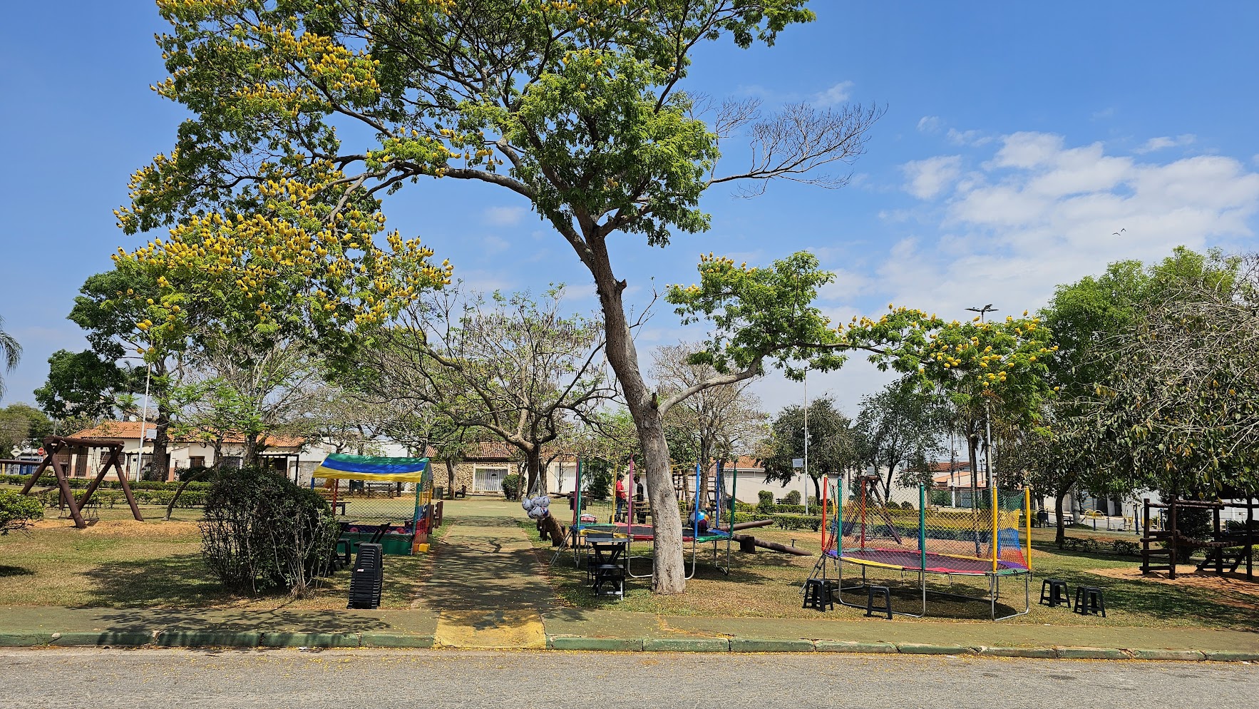 Pula-pula na Happy Day em Tatuí durante o dia