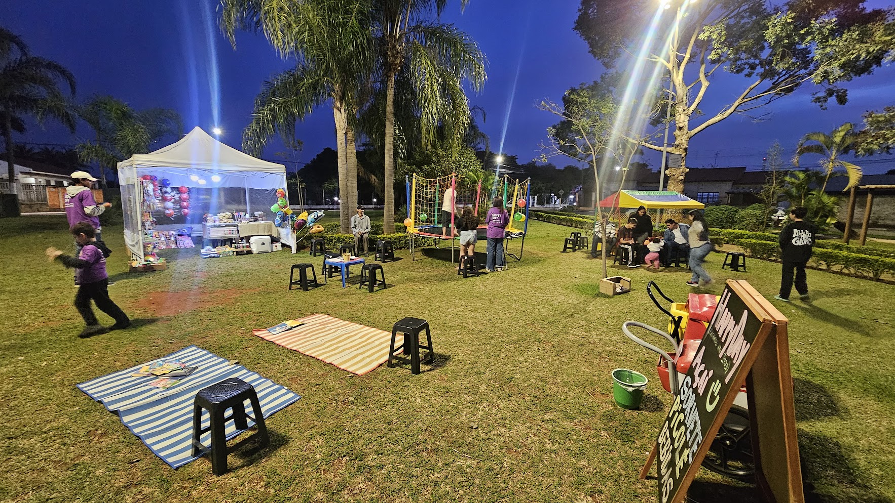 Brinquedos à noite na Praça do Carroção – Happy Day Tatuí