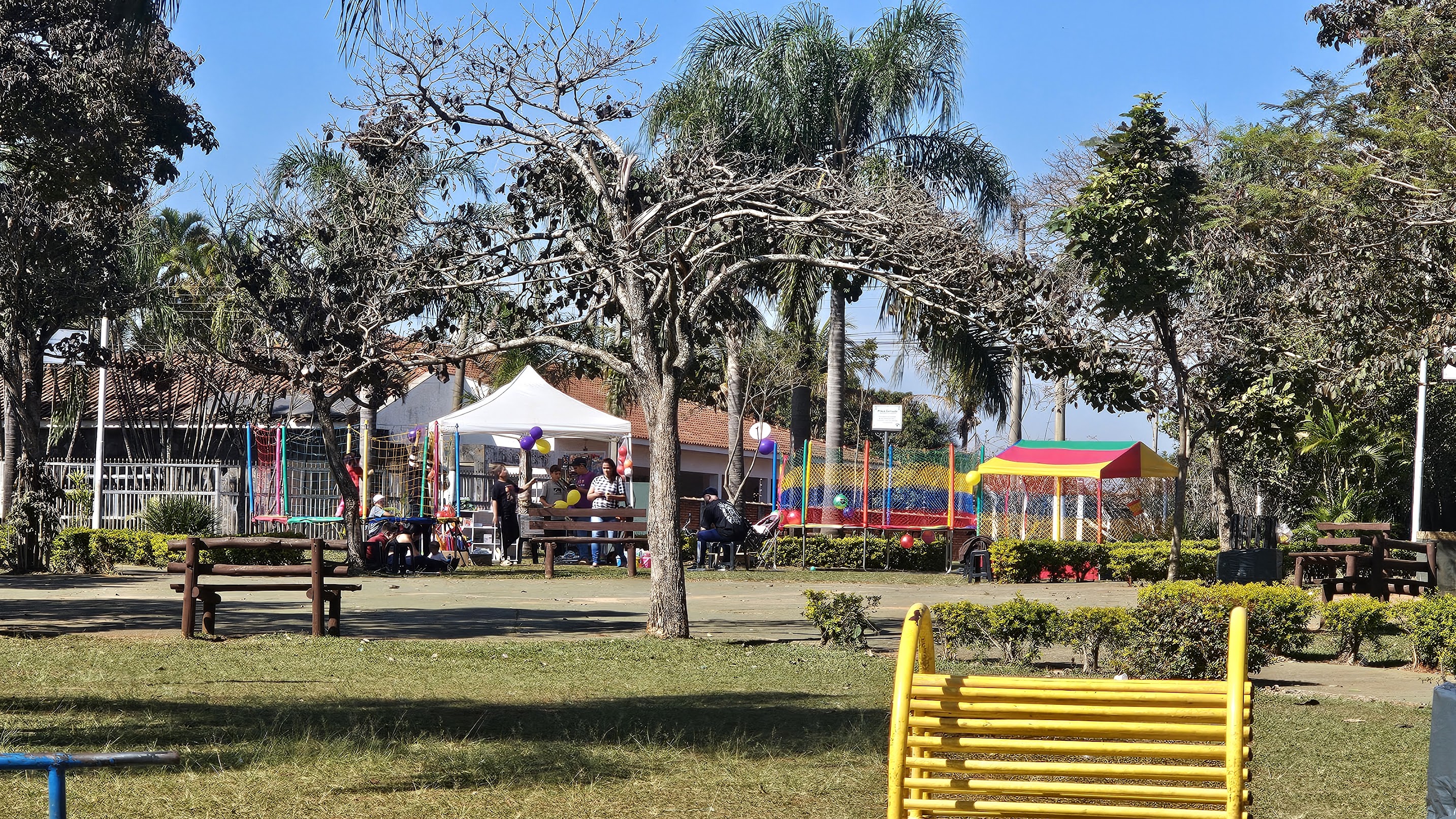 Crianças brincando na Praça do Carroção em Tatuí – Happy Day